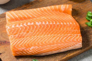 Çiğ Atlantik Somon Bifteği Pişirmeye Hazır