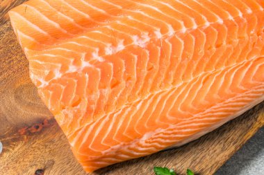 Çiğ Atlantik Somon Bifteği Pişirmeye Hazır