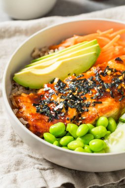 Avokado ve salatalıklı ev yapımı Japon Teriyaki Somon Kasesi.