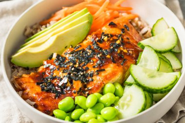 Avokado ve salatalıklı ev yapımı Japon Teriyaki Somon Kasesi.