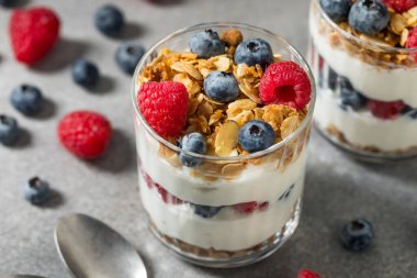 Granola ve böğürtlenli ev yapımı sağlıklı Yoğurt Parfümü