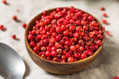 Tahta bir kasede organik baharatlı kırmızı pembe biber.