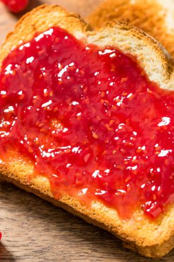 Kahvaltıda ev yapımı ahududu reçeli ve kızarmış ekmek.