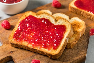 Kahvaltıda ev yapımı ahududu reçeli ve kızarmış ekmek.