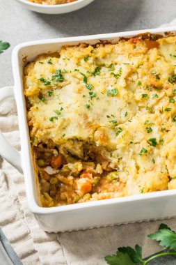 Ev yapımı İrlanda Vejetaryen Çoban Köpekleri Patates ve Mercimek ile Turta