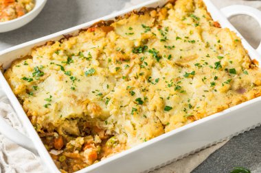 Ev yapımı İrlanda Vejetaryen Çoban Köpekleri Patates ve Mercimek ile Turta