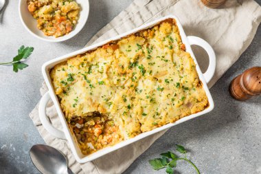 Ev yapımı İrlanda Vejetaryen Çoban Köpekleri Patates ve Mercimek ile Turta