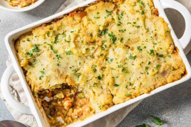 Ev yapımı İrlanda Vejetaryen Çoban Köpekleri Patates ve Mercimek ile Turta