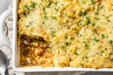 Ev yapımı İrlanda Vejetaryen Çoban Köpekleri Patates ve Mercimek ile Turta