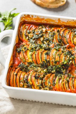 Domates, patlıcan ve kabaklı ev yapımı sağlıklı Ratatouille.