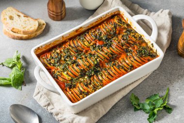 Domates, patlıcan ve kabaklı ev yapımı sağlıklı Ratatouille.