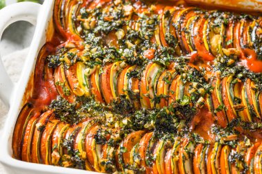 Domates, patlıcan ve kabaklı ev yapımı sağlıklı Ratatouille.