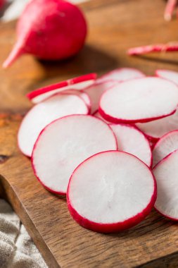 Kırpma tahtasındaki organik kırmızı kesim turp dilimleri