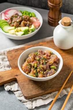 Organik marine edilmiş Hawaii Poke Tuna ve Soya ve Susam Tohumu
