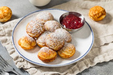 Tatlı ev yapımı Danimarka AeBleskiver Krep Topları Meyve ve ve Pudra Şekeri