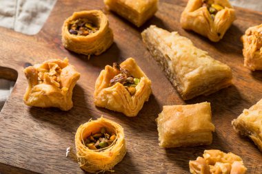 Çeşit çeşit ev yapımı Türk Baklava 'sı Pistachios ve Honey