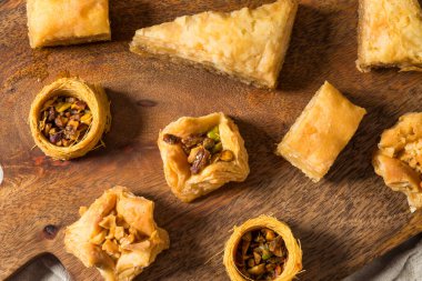 Çeşit çeşit ev yapımı Türk Baklava 'sı Pistachios ve Honey