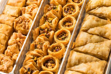Çeşit çeşit ev yapımı Türk Baklava 'sı Pistachios ve Honey