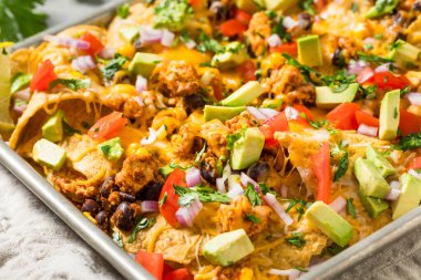 Ev yapımı Vejetaryen Çarşaflı Nachos Domates Cilantro ve Limonlu