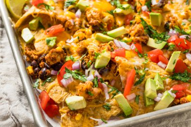 Ev yapımı Vejetaryen Çarşaflı Nachos Domates Cilantro ve Limonlu