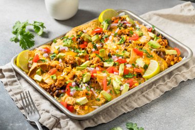 Ev yapımı Vejetaryen Çarşaflı Nachos Domates Cilantro ve Limonlu
