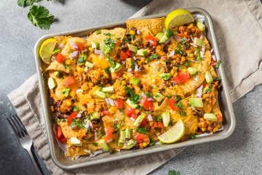 Ev yapımı Vejetaryen Çarşaflı Nachos Domates Cilantro ve Limonlu