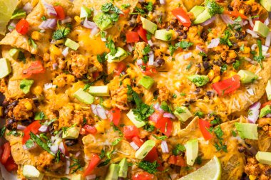 Ev yapımı Vejetaryen Çarşaflı Nachos Domates Cilantro ve Limonlu