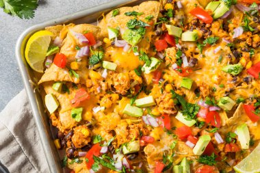 Ev yapımı Vejetaryen Çarşaflı Nachos Domates Cilantro ve Limonlu