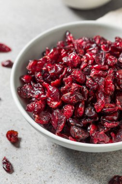 bir kase içinde organik kırmızı kurutulmuş cranberries
