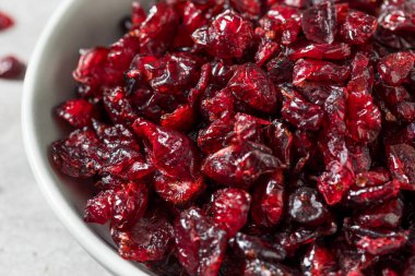 bir kase içinde organik kırmızı kurutulmuş cranberries