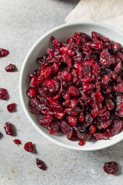 bir kase içinde organik kırmızı kurutulmuş cranberries