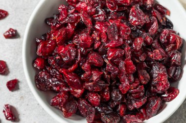 bir kase içinde organik kırmızı kurutulmuş cranberries