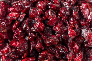 bir kase içinde organik kırmızı kurutulmuş cranberries