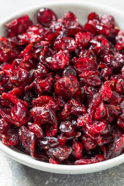 bir kase içinde organik kırmızı kurutulmuş cranberries