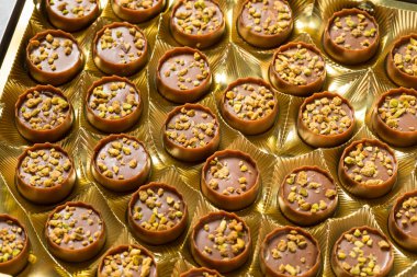 Tatlı Pistachio Dubai Çikolataları Kadayif ile Yemeye Hazır