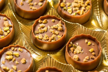 Tatlı Pistachio Dubai Çikolataları Kadayif ile Yemeye Hazır
