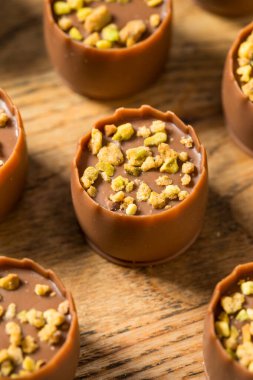 Tatlı Pistachio Dubai Çikolataları Kadayif ile Yemeye Hazır