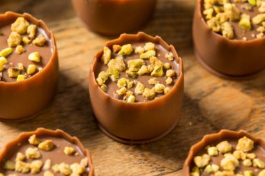 Tatlı Pistachio Dubai Çikolataları Kadayif ile Yemeye Hazır