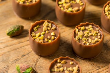 Tatlı Pistachio Dubai Çikolataları Kadayif ile Yemeye Hazır
