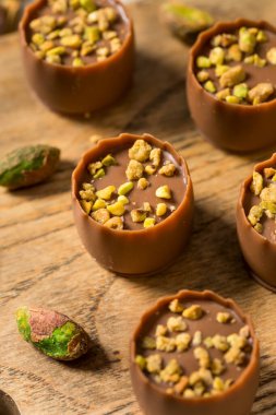 Tatlı Pistachio Dubai Çikolataları Kadayif ile Yemeye Hazır