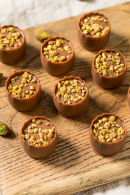 Tatlı Pistachio Dubai Çikolataları Kadayif ile Yemeye Hazır