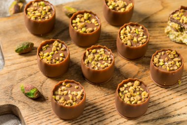 Tatlı Pistachio Dubai Çikolataları Kadayif ile Yemeye Hazır