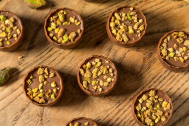 Tatlı Pistachio Dubai Çikolataları Kadayif ile Yemeye Hazır