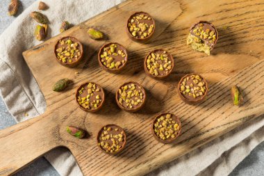 Tatlı Pistachio Dubai Çikolataları Kadayif ile Yemeye Hazır