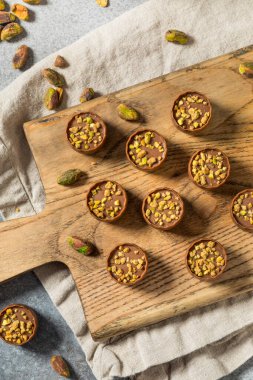 Tatlı Pistachio Dubai Çikolataları Kadayif ile Yemeye Hazır