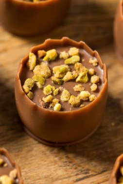 Tatlı Pistachio Dubai Çikolataları Kadayif ile Yemeye Hazır