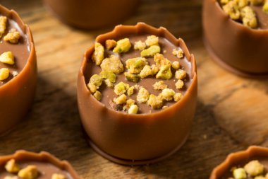 Tatlı Pistachio Dubai Çikolataları Kadayif ile Yemeye Hazır