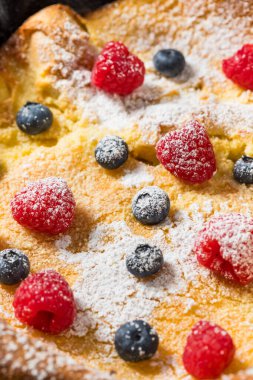 Ev yapımı Hollanda Bebek Gözlemesi Pudra Şekeri ve Böğürtlenli