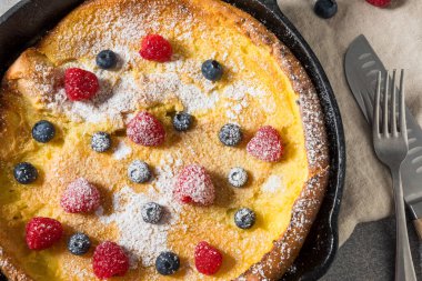 Ev yapımı Hollanda Bebek Gözlemesi Pudra Şekeri ve Böğürtlenli