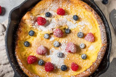 Ev yapımı Hollanda Bebek Gözlemesi Pudra Şekeri ve Böğürtlenli